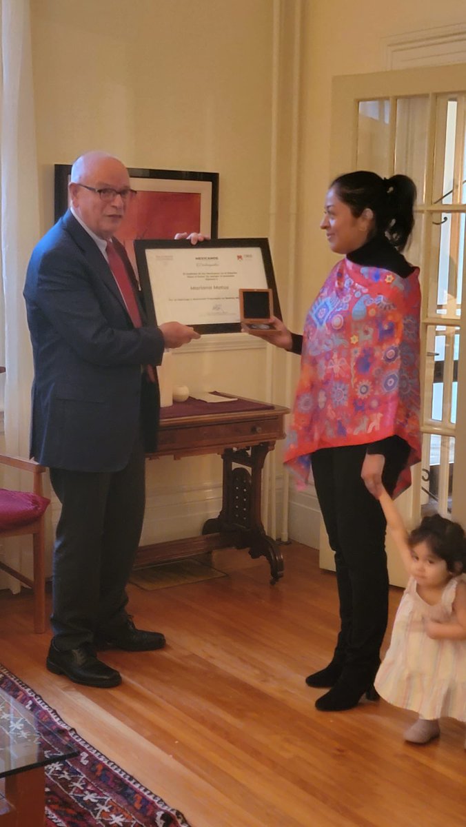 Un gran honor entregar a nombre de <a href="/ConsulmexBoston/">Consulado General de México en Boston</a>  el reconocimiento de <a href="/IME_SRE/">IMME</a> de Mexicana Distinguida a <a href="/MarianaMatusG/">Mariana Matus</a> por sus brillantes contribuciones a la ciencia y a la calidad de vida y salud de nuestras comunidades que <a href="/BiobotAnalytics/">Biobot Analytics</a>  ofrece con sus servicios.