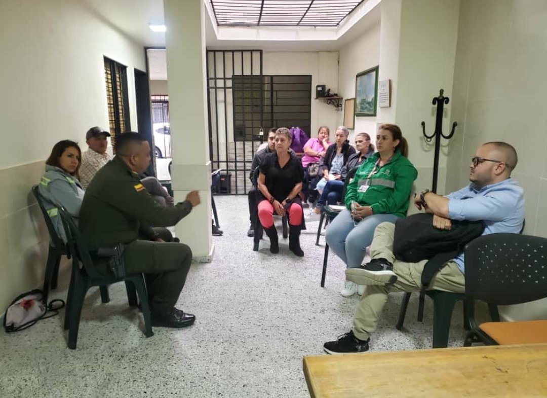 ConsejoC16's tweet photo. Hoy se llevó a cabo una reunión con la JAC San Bernardo, comerciantes de la 76 y la consejera ambiental de la comuna 16 con el propósito de  concertar acciones de trabajo para darle solución a la problemática de residuos sólidos que se vive actualmente en el cordón de la 76♻️🚮 https://t.co/82C9PBCSLf