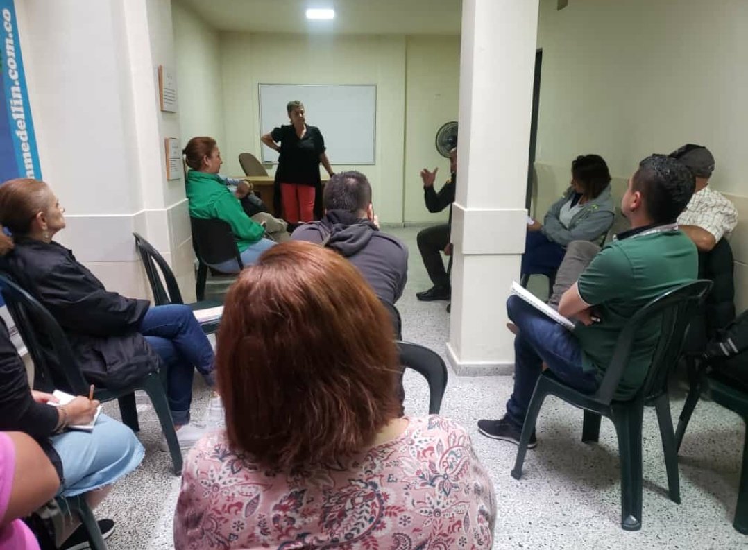 Hoy se llevó a cabo una reunión con la JAC San Bernardo, comerciantes de la 76 y la consejera ambiental de la comuna 16 con el propósito de  concertar acciones de trabajo para darle solución a la problemática de residuos sólidos que se vive actualmente en el cordón de la 76♻️🚮