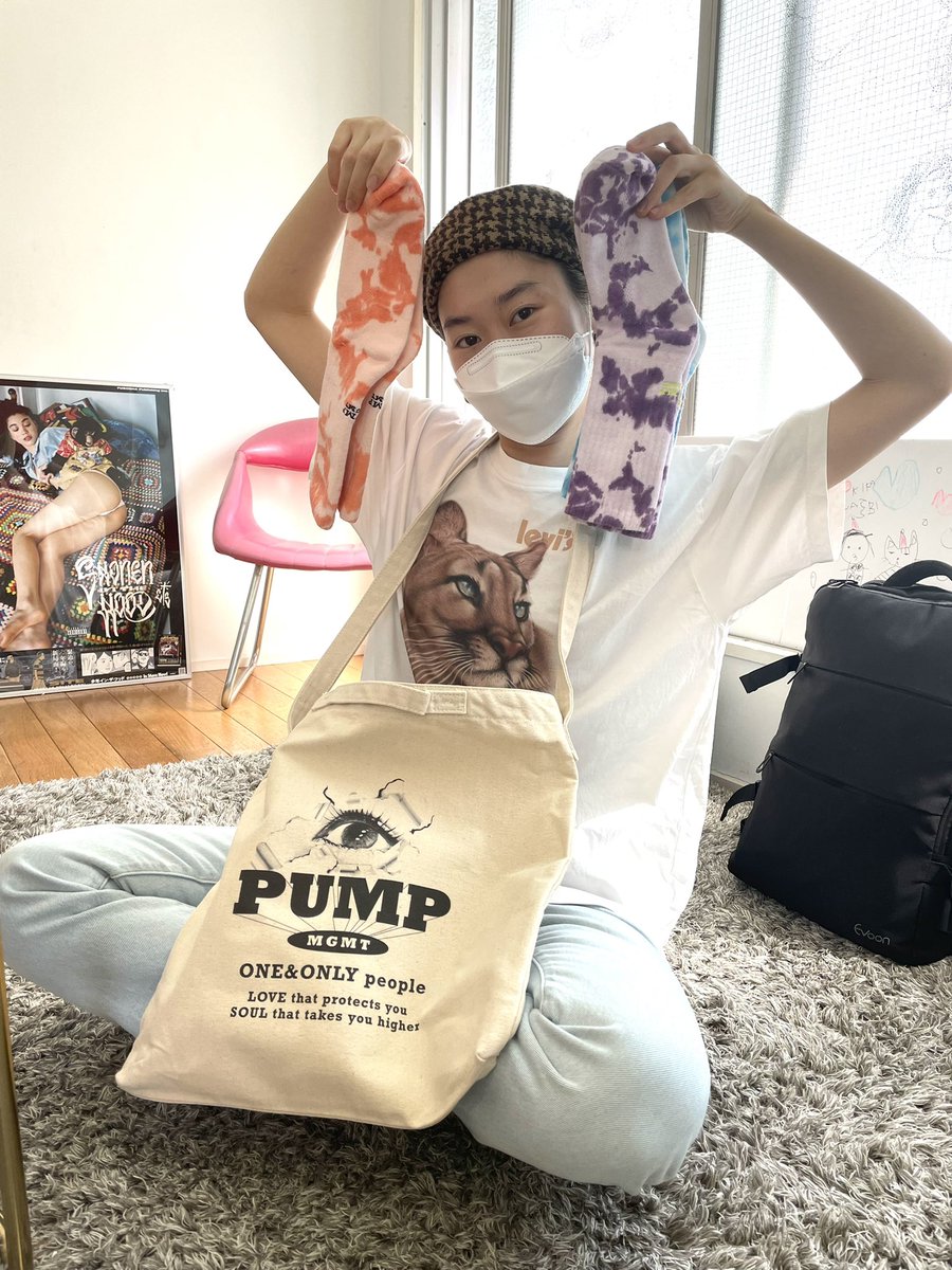 romance_staff's tweet photo. 本日の打ち合わせ、事務所にて👼🏻
ロマンスが欲しいと言ってくれてた、PUMPオリジナルグッズをプレゼント💓🧦🧳

#橋本ロマンス #PUMP #TOKYO https://t.co/ieCifxB0en
