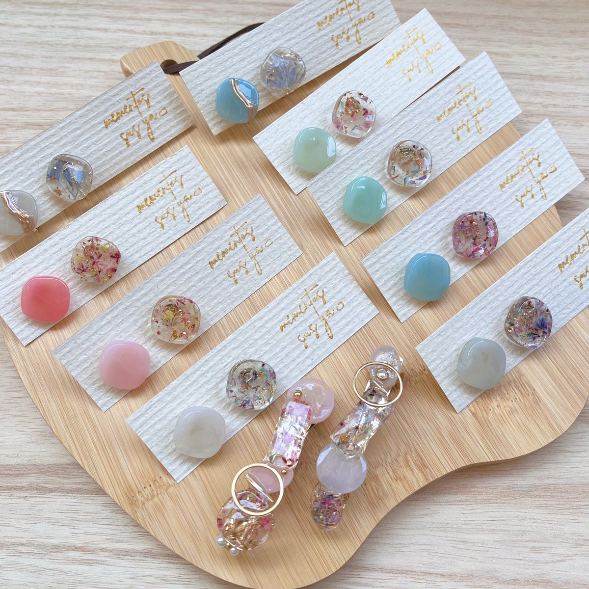 pitapatanu's tweet photo. パステルカラーとお花のイヤリングとピアス、パーツを合わせてバレッタも💐
3色配色のつやつやちゃんも...🎨パターンが色々あります。

#TOKYOハンドメイド祭 
#レジンアクセサリー 
#レジン好きさんと繋がりたい 
#ハンドメイド好きさんと繋がりたい https://t.co/UClZnBbfAe
