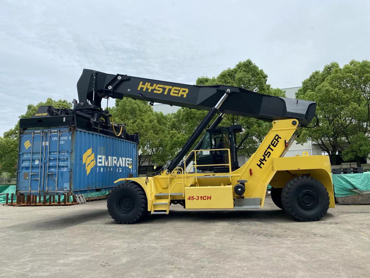 WynnWuu's tweet photo. Brand-new Hyster reach stacker.Scania high-horsepower engine. 45ton powerful reach stacker for sale
#reachstacker #portmachinery #hyster #containerstacker https://t.co/TMxB674LeP