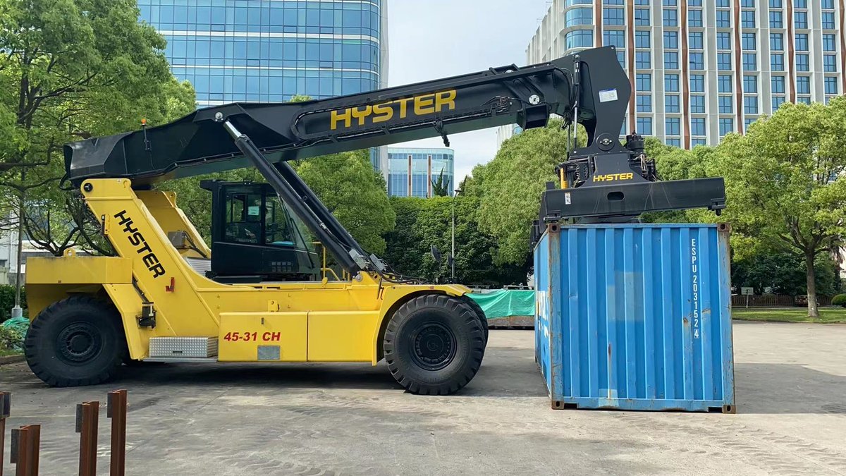WynnWuu's tweet photo. Brand-new Hyster reach stacker.Scania high-horsepower engine. 45ton powerful reach stacker for sale
#reachstacker #portmachinery #hyster #containerstacker https://t.co/TMxB674LeP
