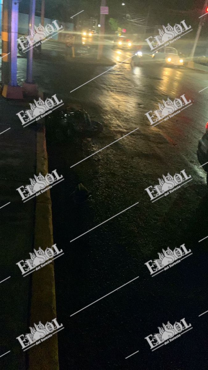 DiarioPresente's tweet photo. #ÚltimoMinuto🔵 Se accidenta motociclista sobre la carretera #LaIsla - #Villahermosa a la altura del Hospital Juan Graham, el masculino está siendo valorado por personal del #SEUT y será llevado al Hospital Rovirosa.
Vía: Luis Contreras/ El @SolDelSureste https://t.co/tpGMDnBcbh