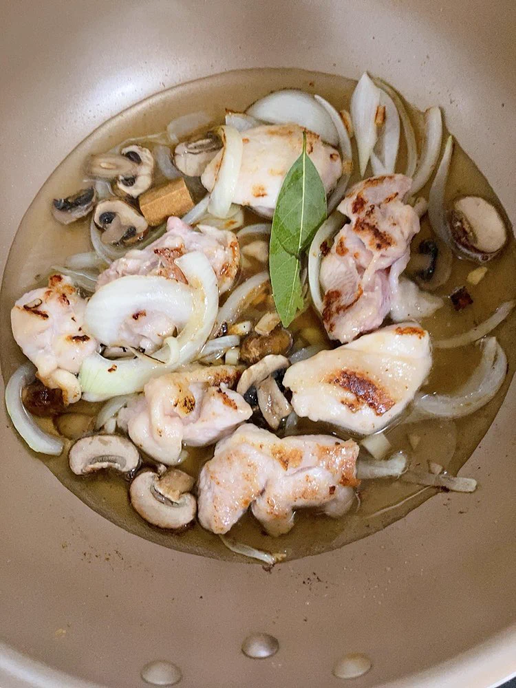 信じられないくらい美味しそうだったので早速作ってる🤤
工程②に入る所。今煮込んでるけど、焼いてる時点でとてつもなくいい香りが✨
出来上がるのが楽しみ😊一人でランチにバゲットとともに食します😁  