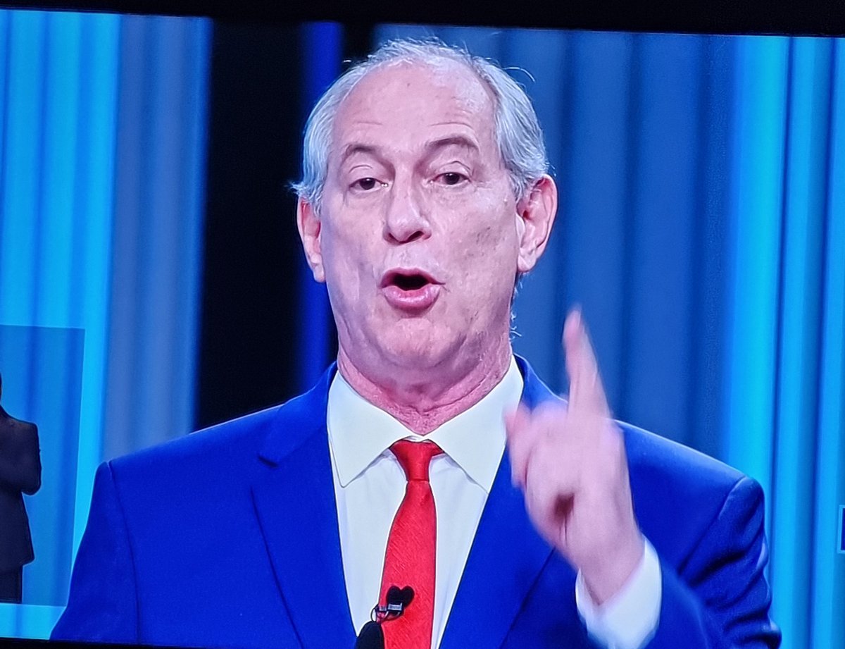 psciarotta's tweet photo. Ninguém comentou ainda que o Ciro foi vestido de bandeira da França??? 🇫🇷 https://t.co/aQGKLCOW3e