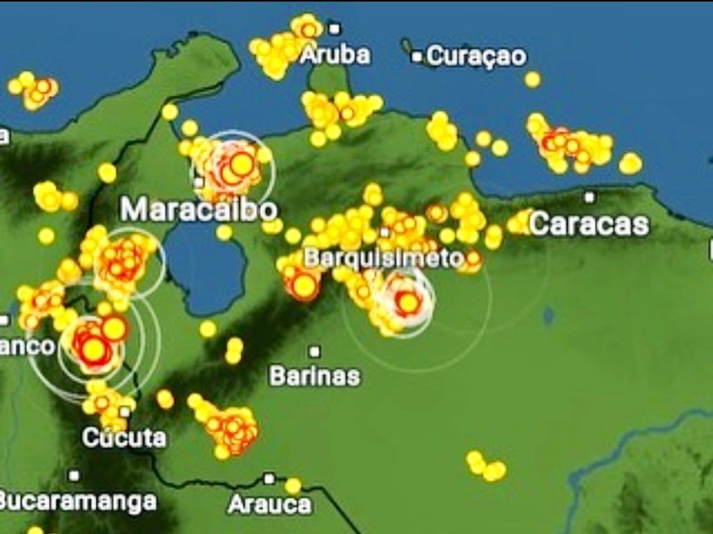 Nuevamente fuertes precipitaciones caen sobre nuestro Municipio Iribarren. Como se observan en las imágenes del INAMEH continúan las descargas eléctricas (puntos amarillos) y las lluvias en las próximas horas. No permitamos que algunos utilicen estas circunstancias complejas 1/2