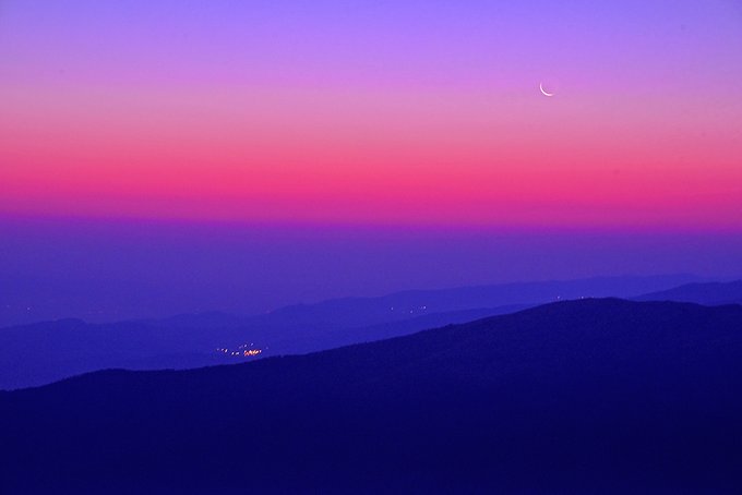 NftRobrt's tweet photo. Good Morning friends. Have a nice day.🌞☕️
📸Moonrise. İzmir Armutlu Mahmut Mountains early morning.
#NFTCommunity #nft #abstractart https://t.co/kKkVFXoxPo