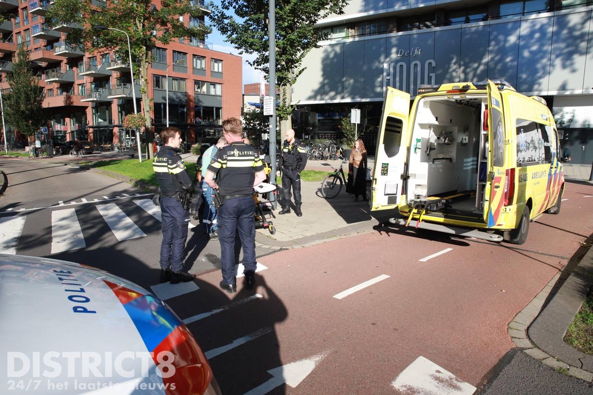RedactieD8's tweet photo. Fietser gewond geraakt na een aanrijding met een auto op de welbekende “horror-rotonde” #Delflandplein met #MartinusNijhofflaan in #Delft. Fietser is naar het ziekenhuis vervoerd. https://t.co/TrL4AF7VFO