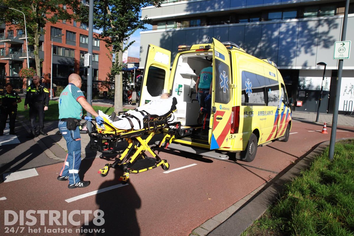 RedactieD8's tweet photo. Fietser gewond geraakt na een aanrijding met een auto op de welbekende “horror-rotonde” #Delflandplein met #MartinusNijhofflaan in #Delft. Fietser is naar het ziekenhuis vervoerd. https://t.co/TrL4AF7VFO
