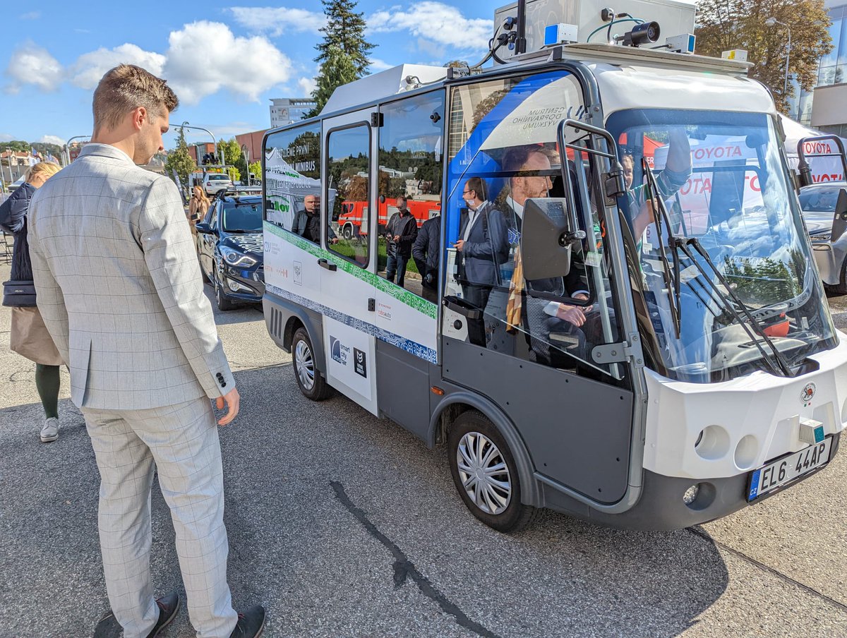 SHOW_H2020's tweet photo. #UMD22 | Moving people sustainably 🇨🇿

Last week, our Czech autonomous vehicles were presented at the Urban Mobility Days in Brno

Two Roboshuttles and a Robotaxi will complement the city's public transport to boost #urbanmobility for all!

Find out more🔗
https://t.co/WL1KagbdzY https://t.co/FemZxuG9LW