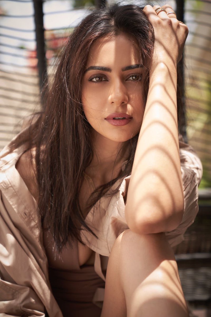 filmfare's tweet photo. #RakulPreetSingh shares a sunkissed picture in a soft glam makeup look. 💕 https://t.co/SmaOnsJ6tx