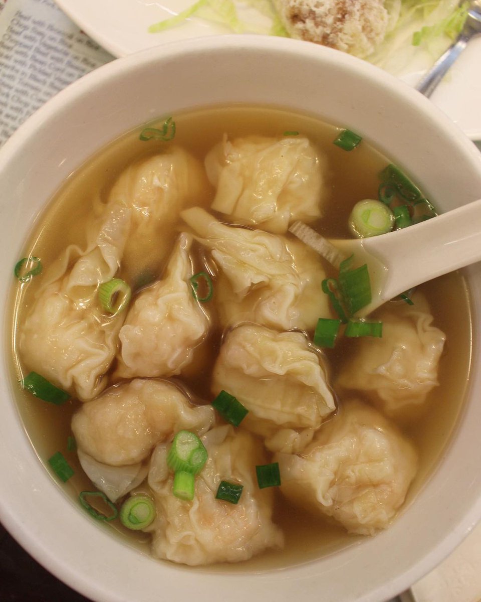 PuYue_PRN's tweet photo. 15:30

วันนี้นึกครึ้มอยากทำอะไรกินขึ้นมาทั้งๆที่ปกติตัวเองนั้นชอบซื้อข้าวกินมากกว่า
เกี๊ยวน้ำร้อนๆถูกเสิร์ฟในห้องกินข้าวแบบบ้านจีน ถึงแม้เจ้าตังจะเป่าควันไปบ้างแล้ว
แต่ก็คงระอุอยู่ดี

"....ตักสักถ้วยไปเให้เขาดีไหมนะ?"

จู่ๆความคิดนึงก็ได้แวบขึ้นมาสุดท้ายเลยได้ไปตักมาเพิ่มจนได้ https://t.co/707bdtsKUM