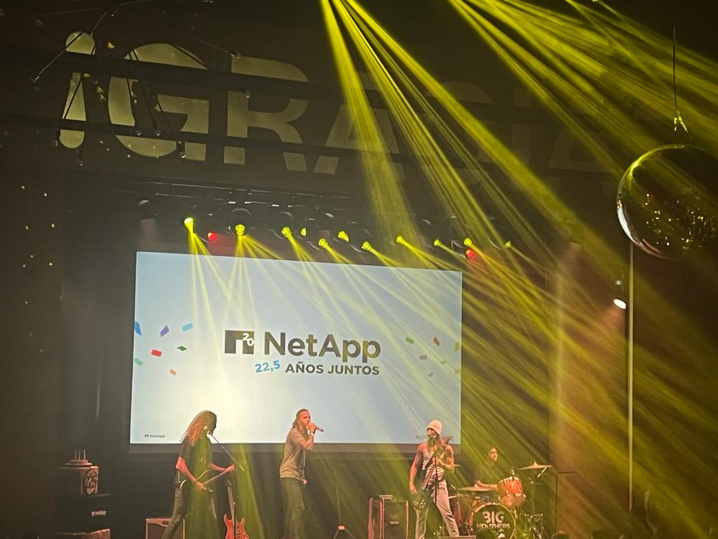 ibermaticagrupo's tweet photo. Ayer se celebró la #22NetAppSpain de @NetApp_es, una gala muy emotiva al poder celebrar finalmente su aniversario en España. Allí estuvo nuestra dir, de Marketing y Comunicación, @laura_arranz, en la foto junto a @FTorresbrizuela.
¡Gracias y a por muchos más años de éxitos! 👍👍 https://t.co/a9l3ehbSol