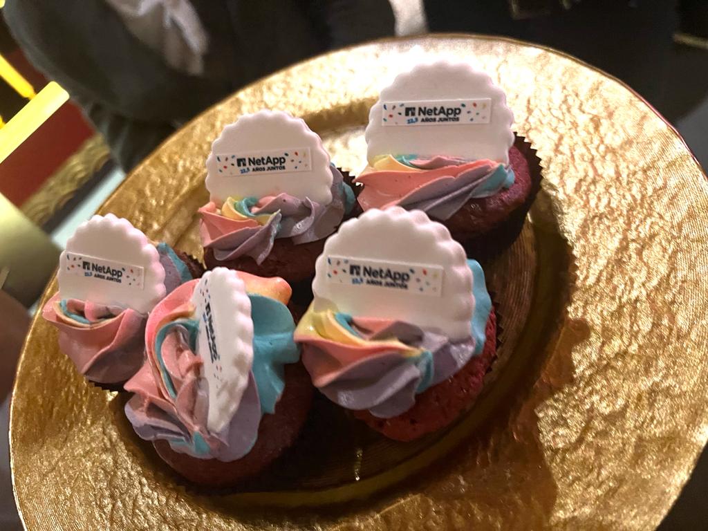 ibermaticagrupo's tweet photo. Ayer se celebró la #22NetAppSpain de @NetApp_es, una gala muy emotiva al poder celebrar finalmente su aniversario en España. Allí estuvo nuestra dir, de Marketing y Comunicación, @laura_arranz, en la foto junto a @FTorresbrizuela.
¡Gracias y a por muchos más años de éxitos! 👍👍 https://t.co/a9l3ehbSol
