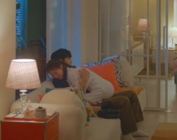Seunggimylove's tweet photo. Awww she hugged him here 😭😭

My couple in their comfort zones &amp; it seems they will reconcile soon 🥺

#LeeSeungGi #LeeSeYoung #TheLawCafe #법대로사랑하라 https://t.co/nVLFLocGbr