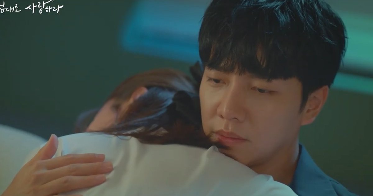 Seunggimylove's tweet photo. Awww she hugged him here 😭😭

My couple in their comfort zones &amp; it seems they will reconcile soon 🥺

#LeeSeungGi #LeeSeYoung #TheLawCafe #법대로사랑하라 https://t.co/nVLFLocGbr