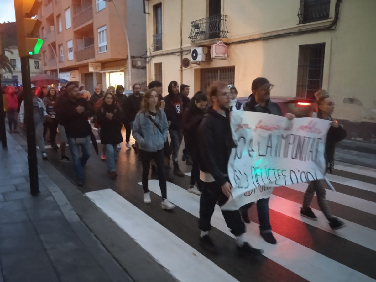 CUPNordOriental's tweet photo. Contra el feixisme, acció directa!✊💪
👉No a la impunitat dels delictes d'odi!

#Farners
#laselvaantifeixista https://t.co/iFaOKiXkSB