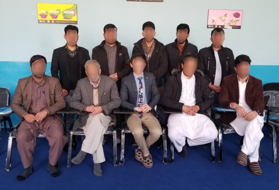 AtRiskTeachers's tweet photo. 'English for Afghans' students pose with their teacher for a class photo. #BritishCouncil teachers delivered education programmes countrywide, teaching English, UK values &amp; #EDI.
Now they live in hiding.
Lets get them to safety.
#AtRiskTeachers @FCDOGovUK @ukhomeoffice @trussliz https://t.co/wspLtaD2bY