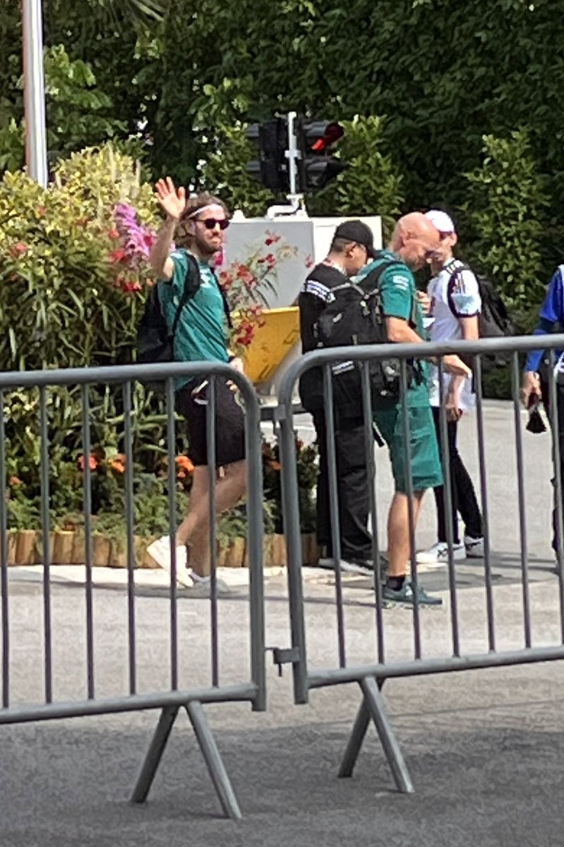 minodthini's tweet photo. I SAW SEB OMG I AM CRYING BYE https://t.co/gyfaXkI6CO