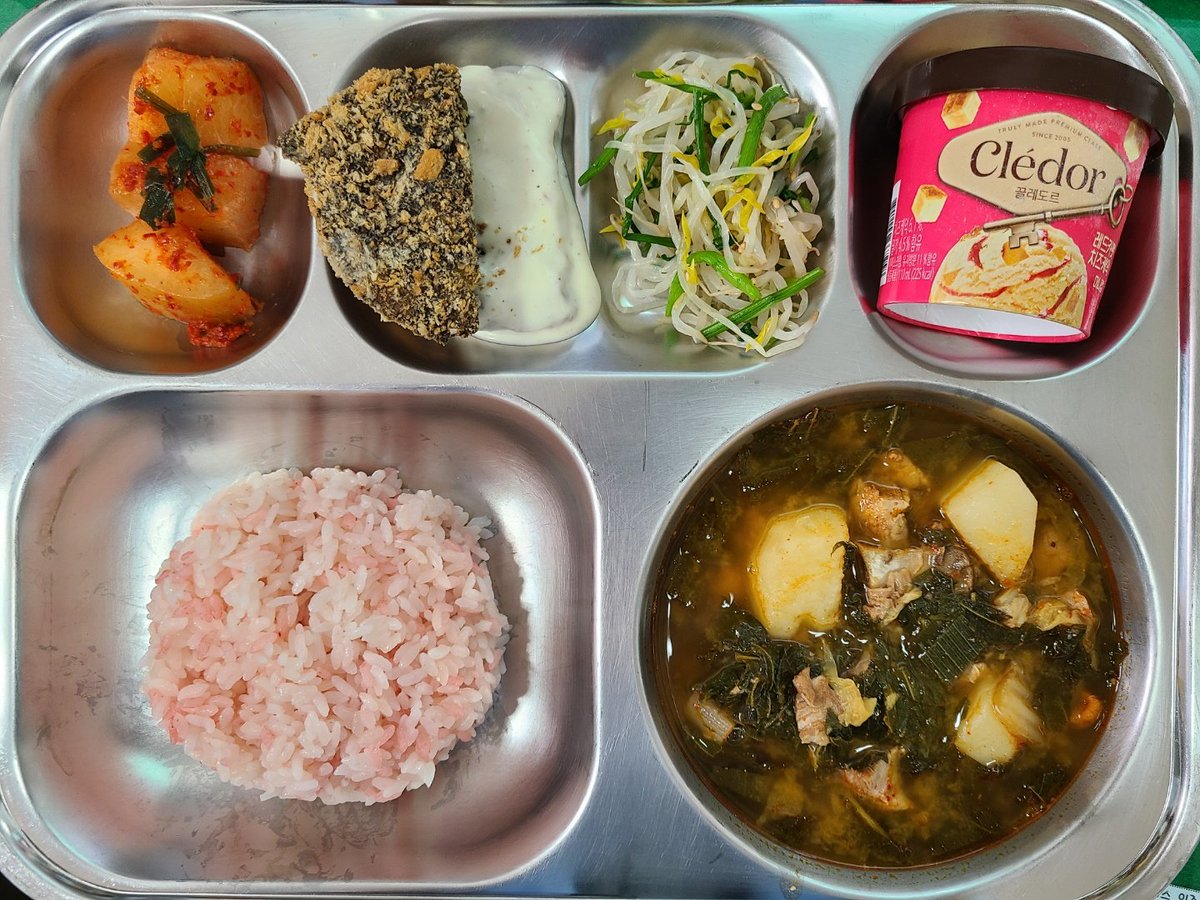 capf0413's tweet photo. 우리학교 밥으로 색칠놀이함
분홍색, 노란색, 초록색
뭔 신호등이냐 https://t.co/wy8DkkdgVt