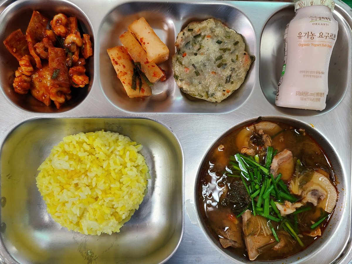 capf0413's tweet photo. 우리학교 밥으로 색칠놀이함
분홍색, 노란색, 초록색
뭔 신호등이냐 https://t.co/wy8DkkdgVt