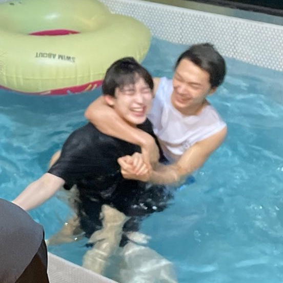 asithinkthisis's tweet photo. 애인인가봐 곁을 떠나질 않네... https://t.co/P24Z3xUUi5