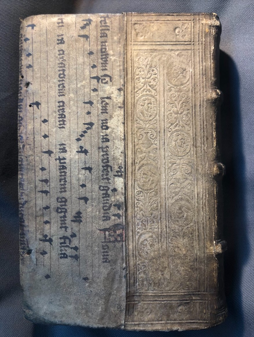 The covers of this book, printed in Strasbourg in 1562, incorporate a musical manuscript! The pigskin portion of the binding is dated the same year as the book! (A88.0/H86) #ManuscriptMonday #Fragmentology #rarebooks