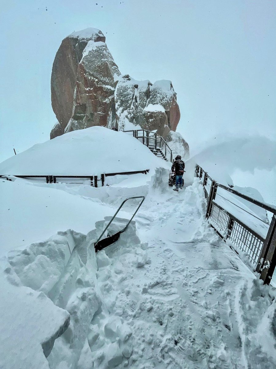 La neige est de retour au sommet de l'Aiguille du Midi ❄️ 

Un grand merci à l'équipe de l'Aiguille pour le déneigement et la sécurisation du site ! 

Nous remercions Martin Zhor pour cette 📸 !

#aiguilledumidi #visitmontblanc #montblancnaturalresort