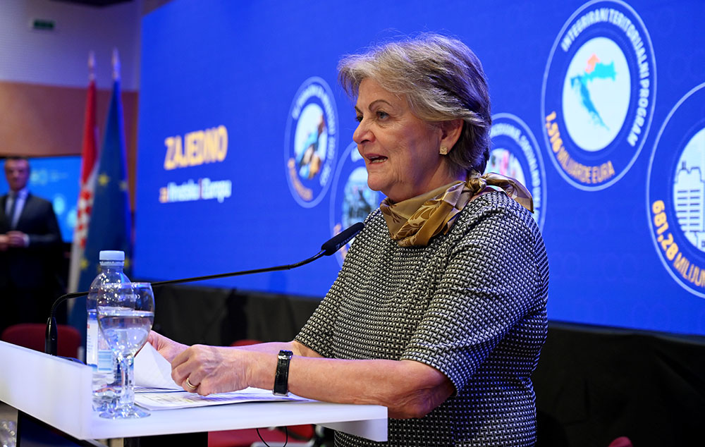 RegioCoop's tweet photo. RT @EK_Hrvatska: Povjerenica @ElisaFerreiraEC 🇪🇺 drugog dana posjeta Hrvatskoj 🇭🇷 sudjelovala je u Osijeku na konferenciji „EU fondovi 2021.-2027. – Nove prilike“ zajedno s ministricom @natasa_tramisak i voditeljem #EKHrvatska @OgnianZlatev. 💪
#Cohe… https://t.co/NK2XrNtien