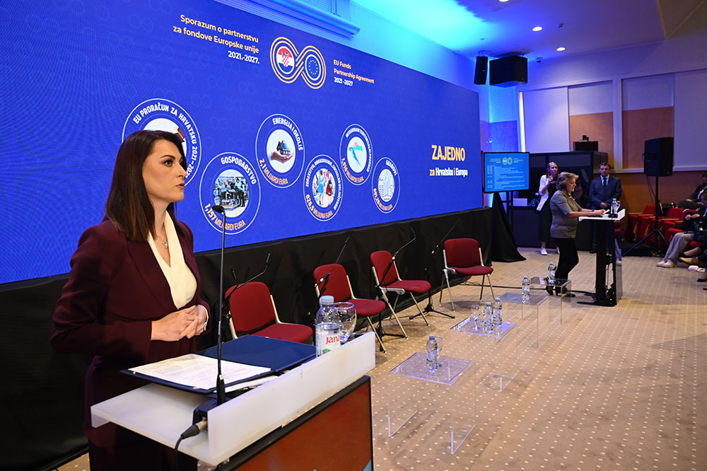 RegioCoop's tweet photo. RT @EK_Hrvatska: Povjerenica @ElisaFerreiraEC 🇪🇺 drugog dana posjeta Hrvatskoj 🇭🇷 sudjelovala je u Osijeku na konferenciji „EU fondovi 2021.-2027. – Nove prilike“ zajedno s ministricom @natasa_tramisak i voditeljem #EKHrvatska @OgnianZlatev. 💪
#Cohe… https://t.co/NK2XrNtien