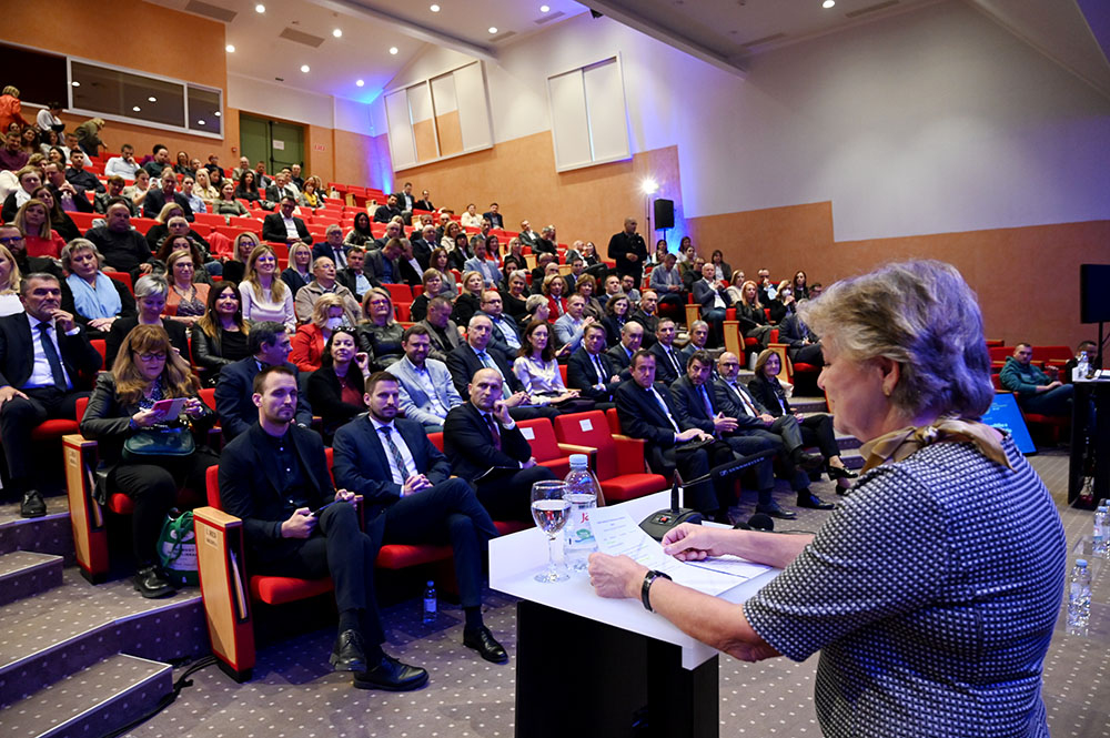 RegioCoop's tweet photo. RT @EK_Hrvatska: Povjerenica @ElisaFerreiraEC 🇪🇺 drugog dana posjeta Hrvatskoj 🇭🇷 sudjelovala je u Osijeku na konferenciji „EU fondovi 2021.-2027. – Nove prilike“ zajedno s ministricom @natasa_tramisak i voditeljem #EKHrvatska @OgnianZlatev. 💪
#Cohe… https://t.co/NK2XrNtien