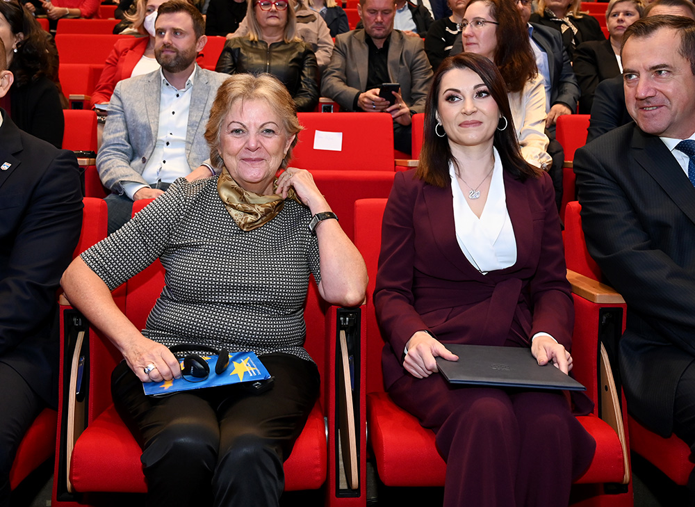 RegioCoop's tweet photo. RT @EK_Hrvatska: Povjerenica @ElisaFerreiraEC 🇪🇺 drugog dana posjeta Hrvatskoj 🇭🇷 sudjelovala je u Osijeku na konferenciji „EU fondovi 2021.-2027. – Nove prilike“ zajedno s ministricom @natasa_tramisak i voditeljem #EKHrvatska @OgnianZlatev. 💪
#Cohe… https://t.co/NK2XrNtien