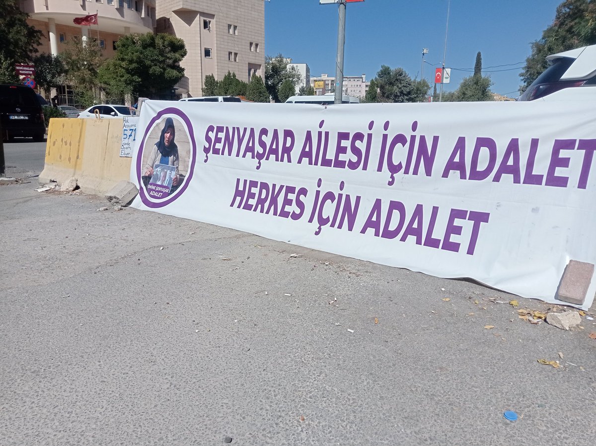 #urfa'da ADALET yarası kanamaya devam ediyor. ADALET, toprağa gidenleri geri getirmez ama yaralanan vicdana merhem olur. ADALET olmadığı için zulüm devam ediyor.
Tarihte hangi düzen zulmederek ayakta kalmış! #BuyukYuruyus