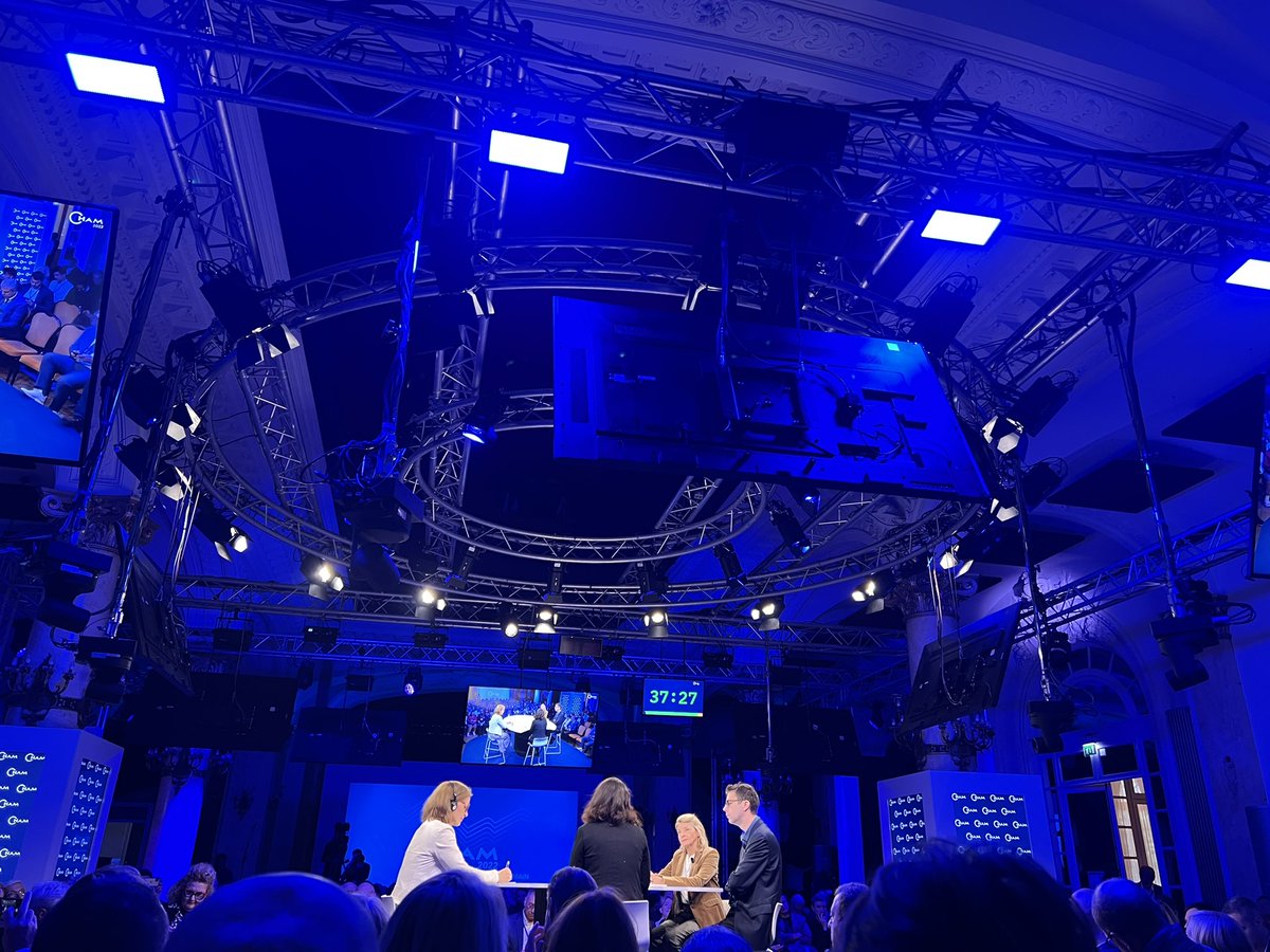IsabelleRiom's tweet photo. #CHAM2022 | Prédire, jusqu’où ? Comment intégrer la médecine prédictive dans les pratiques ? Quels enjeux éthiques, légaux mais également financiers ? https://t.co/LMXN0CzzLv