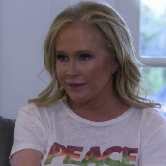 TruthisMakayla's tweet photo. Watching #RHOBH and ummmmm. @lisarinna sis this was very disappointing to watch. #Muva @KathyHilton said what she said and apologize get over it sis! You talking about she jealous of the #Kardashians sis her daughter @ParisHilton helped the #Kardashians become a brand! #perodt https://t.co/CQU16tksV9