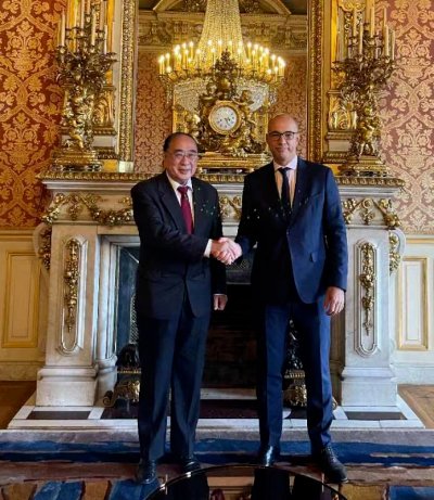 ChinaEUMission's tweet photo. On September 23-26, 2022, Special Representative of the Chinese Government on European Affairs Wu #Hongbo visited #France.
https://t.co/3PYocZT3K7 https://t.co/rYjcu2FZCl