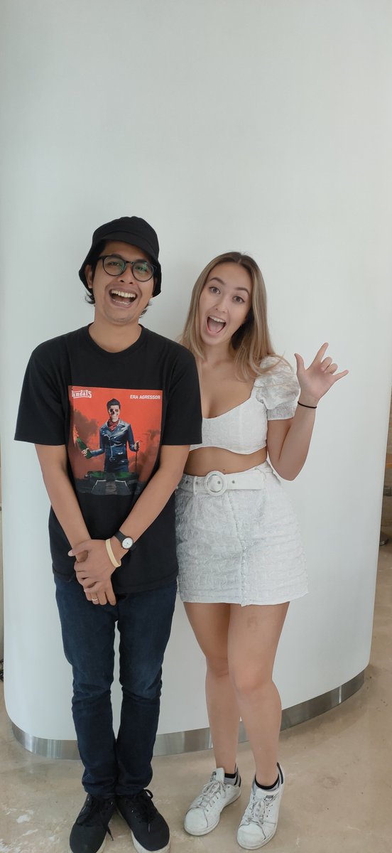 Andreah jadi artis musik internasional pertama yang gua interview secara eksklusif.

Sempet degdegan juga, mengingat bahasa Inggris gua cuma sebatas "Please invest to my country" ~