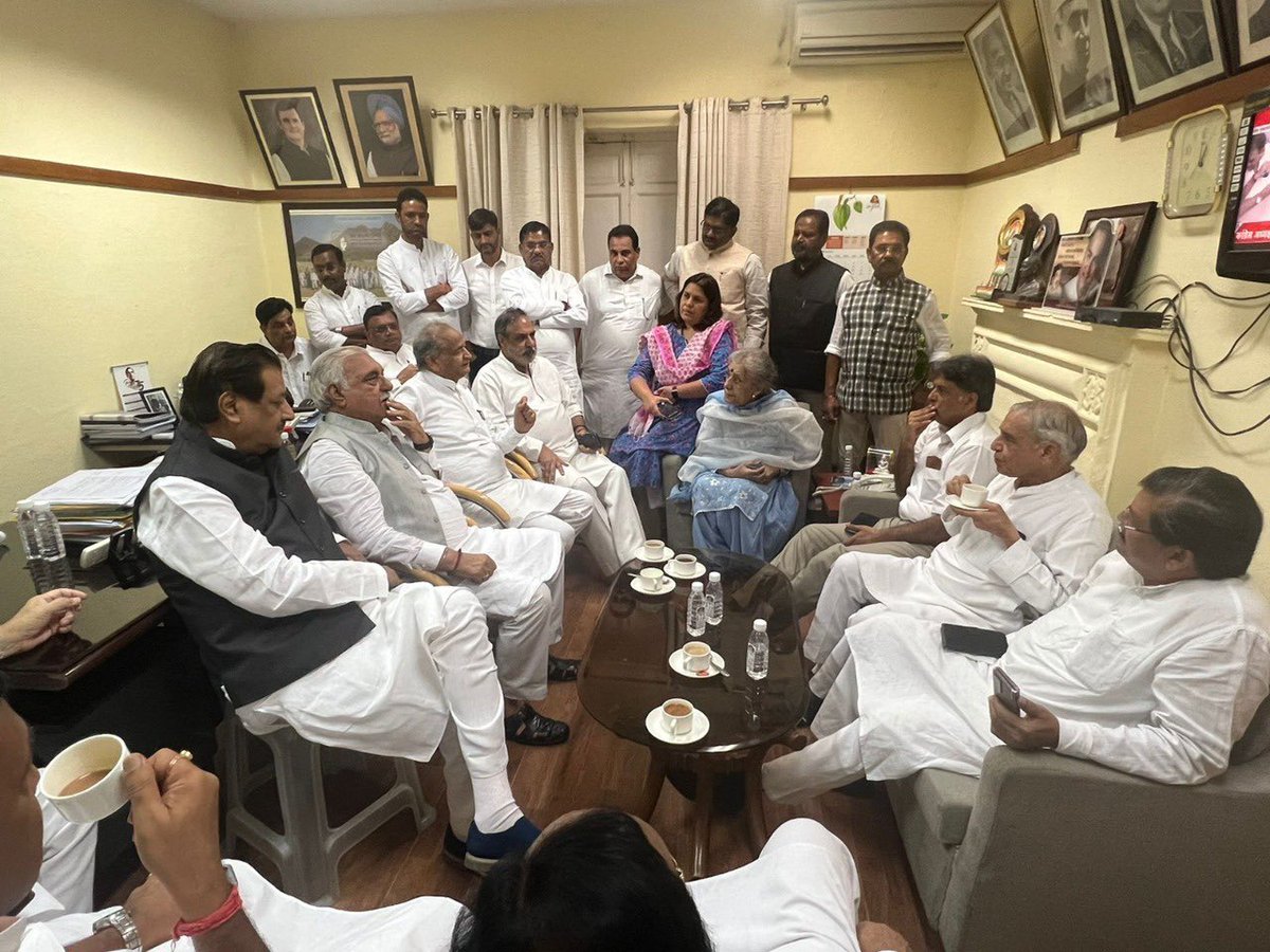 ashokgehlot51's tweet photo. मल्लिक��र्जुन खड़गे जी के कांग्रेस अध्यक्ष हेतु नामांकन भरने से पहले अंबिका सोनी जी, पवन बंसल जी, आनंद शर्मा जी, भूपेंद्रसिंह हुड्डा जी, मुकुल वासनिक जी, पृथ्वीराज चव्हाण जी,अविनाश पांडे जी, मनीष तिवारी जी, राजीव शुक्ला जी,रघुवीर मीणा जी आदि वरिष्ठ नेताओं के साथ AICC मुख्यालय में। https://t.co/dVQgaZUdq7