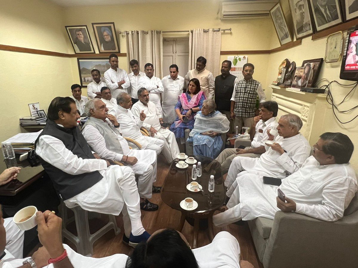 ashokgehlot51's tweet photo. मल्लिक��र्जुन खड़गे जी के कांग्रेस अध्यक्ष हेतु नामांकन भरने से पहले अंबिका सोनी जी, पवन बंसल जी, आनंद शर्मा जी, भूपेंद्रसिंह हुड्डा जी, मुकुल वासनिक जी, पृथ्वीराज चव्हाण जी,अविनाश पांडे जी, मनीष तिवारी जी, राजीव शुक्ला जी,रघुवीर मीणा जी आदि वरिष्ठ नेताओं के साथ AICC मुख्यालय में। https://t.co/dVQgaZUdq7
