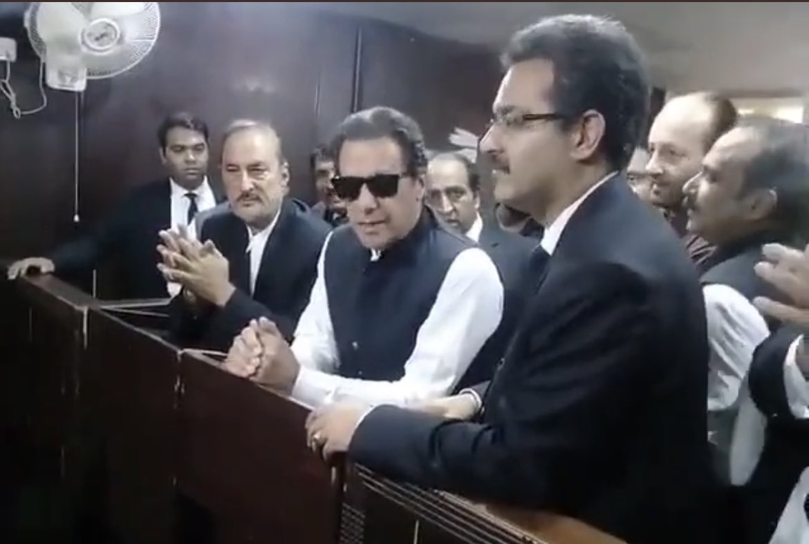 Hammad_Azhar's tweet photo. صادق اور امین سے معافی کا مطالبہ اور بے ایمانوں کو بری کر دیا گیا۔ لیکن خاموش۔۔کہیں توہین عدالت نہ ہو جائے۔ https://t.co/IX51jQUY4X