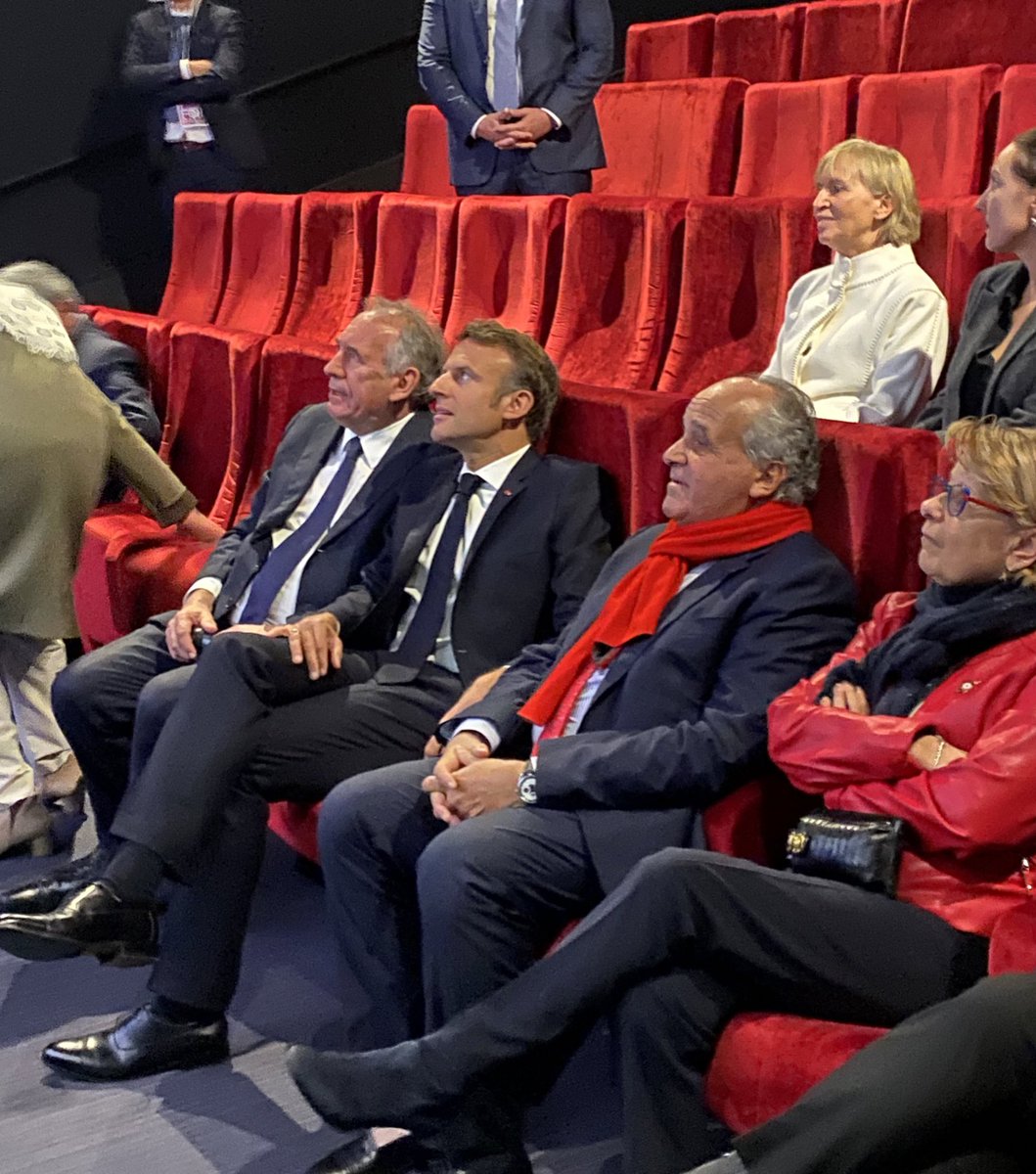 Pour F. Bayrou « Jamais il n’y a eu de brouille. Le président a tranché. Je soutenais une thèse et j’ai toujours pensé qu’elle s’imposerait. Car elle correspond à un projet démocratique indiscutable » cc <a href="/TF1Info/">TF1Info</a>