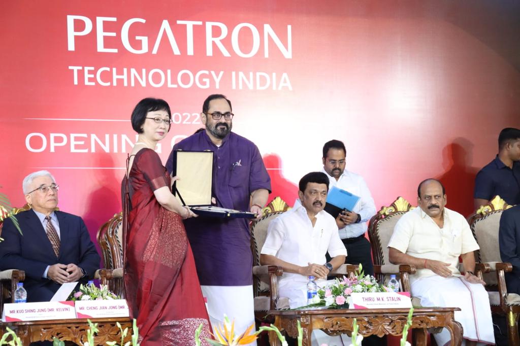 RajeevRC_X's tweet photo. At inauguration of Pegatron’s new electronics mfg unit at Chengalpattu, #TN -another milestone twrds PM @narendramodi ji’s vision of making India a global electronics mfg hub
TeamIndia - States can partner with GoI to create economic opportnties n growth

#Modi_Development_Model https://t.co/TIlhi6lRzl