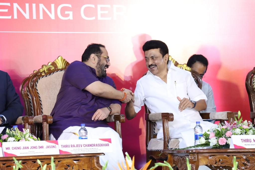 RajeevRC_X's tweet photo. At inauguration of Pegatron’s new electronics mfg unit at Chengalpattu, #TN -another milestone twrds PM @narendramodi ji’s vision of making India a global electronics mfg hub
TeamIndia - States can partner with GoI to create economic opportnties n growth

#Modi_Development_Model https://t.co/TIlhi6lRzl