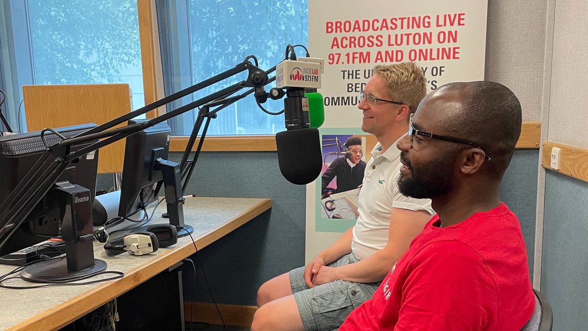 uniofbedsnews's tweet photo. Our FINAL #BitsofBeds #podcast minisode is now available! 👉 https://t.co/VLBUUd1bGA

🗣️🎙️ In ‘Fly Spy: Employability’, @uniofbeds alumni @WayneCartmel discusses the #business support he received from Beds to help launch a successful SME &amp; go on to hire other Beds #graduates 🙌🎓 https://t.co/U9ZxChPUjl