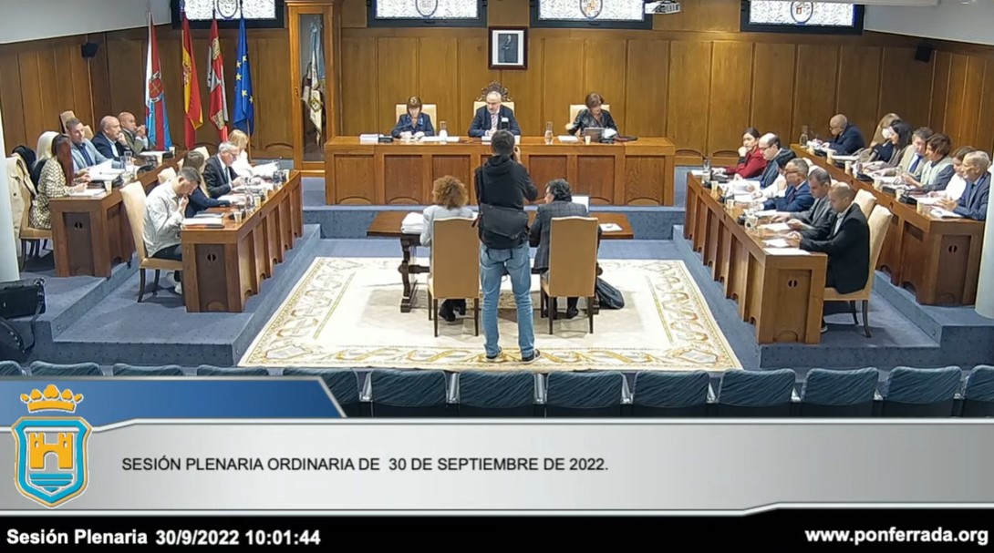 Comienza el Pleno ordinario del Ayuntamiento de Ponferrada.

🗣️Sigue las intervenciones del alcalde, Olegario Ramón, y los concejales y concejalas socialistas en el enlace:

youtube.com/watch?v=AkDrEW…