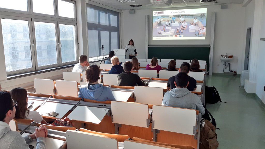MMagdowski's tweet photo. Heute stellt zu Beginn des #FitFürEMT-#Hybridplenum|s Franzi das @team_robOTTO an der @OVGUpresse vor.
Wir sind auch wieder live bei https://t.co/dOjAACuASg! https://t.co/DlqlZZ0vBR