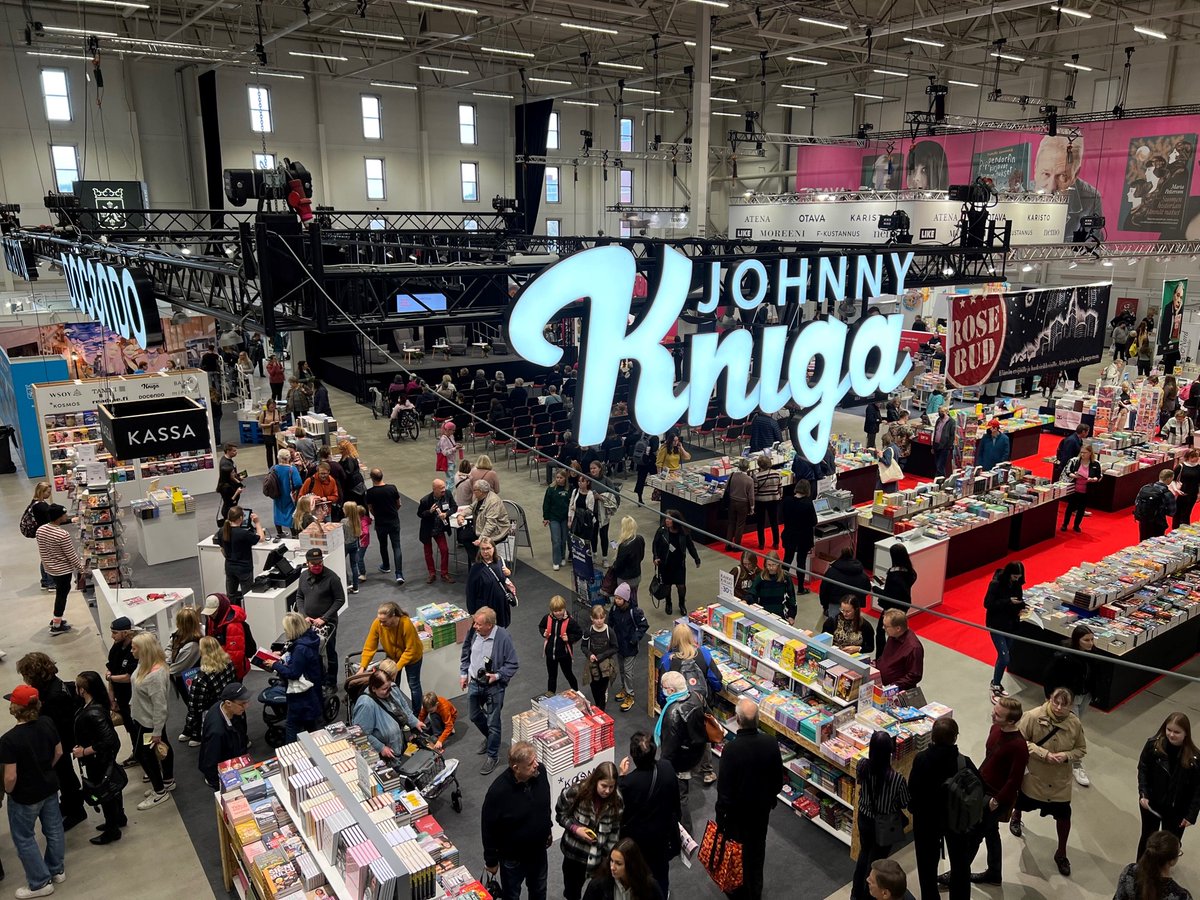 Tästä se lähtee⭐️! Kaikkien aikojen kirjamessuviikonloppu siis. Ihan mahtavaa, että teitä on liikkeellä heti aamusta hurja määrä. Pöydät on katettu kirjoilla, nyt nautiskelemaan📚📚📚!
#kirjamessut #turunkirjamessut #turunmessukeskus #turku #visitturku #kissmyturku