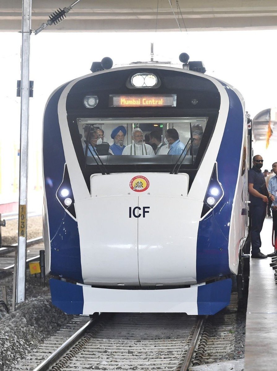 mkrtiwari_bjp's tweet photo. नए भारत की नई गति

#VandeBharat Express flagged off by PM @NarendraModi Ji from Gandhinagar Capital Railway Station. https://t.co/3eh5yuUDI3