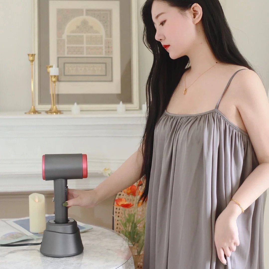 Lyluxshop's tweet photo. Enjoy the blow-drying process from now on.
#lylux #hairdryer #gift #cordlessdesign #design #haircare #hairsalo #beauty #portable #shiny #maintain #healthy #dyson #dysonhair #dysonhairdryer #streighthair #negativeion #simple #stylish #durability https://t.co/NYTxSdfWXZ